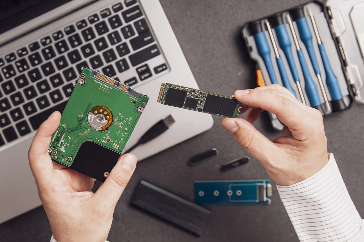 Man,Prepares,To,Replace,An,Old,Hdd,Drive,With,A